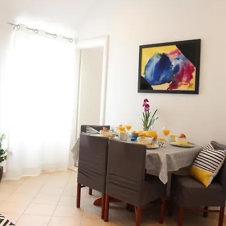 Sunny & Modern By The Sea Apartment *