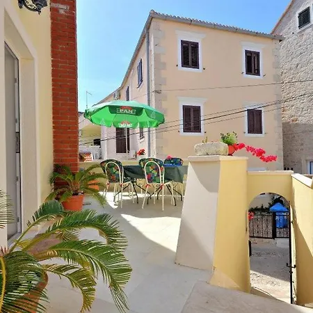 Sunny & Modern By The Sea Apartment
