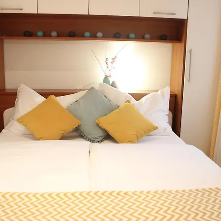 Sunny & Modern By The Sea Apartment *
